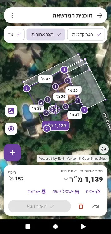 מדשאה משורטטת אזור אחר אזור על תצלום הלוויין