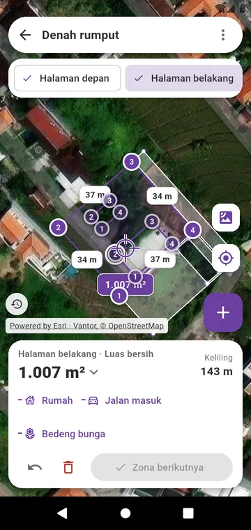 Halaman rumput yang digambar zona demi zona di foto satelit