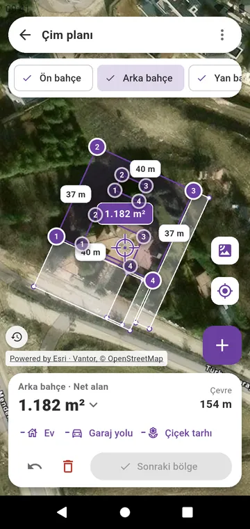 Uydu fotoğrafında bölge bölge çizilmiş bir çim alanı